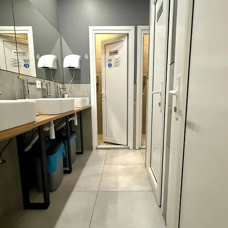 Greenhostel - Parking * カトヴィツェ